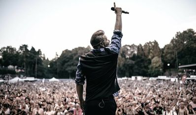 Sasha wird den Besucher:innen am 18. September einen unvergesslichen Abend bescheren. Foto: Olaf Heine