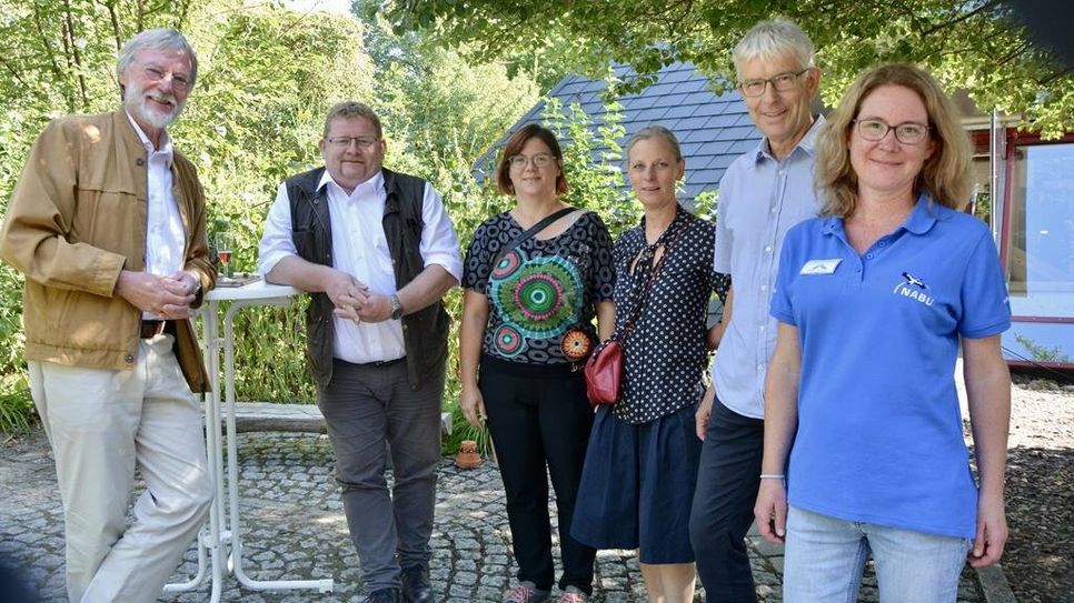 Feierten zusammen: Umweltpyramiden-Architekt Lothar Tabery (v. li.), der Landtagsabgeordnete Bernd Wölbern mit Gästen und Dr. Maren Meyer-Grünefeldt (rechts).