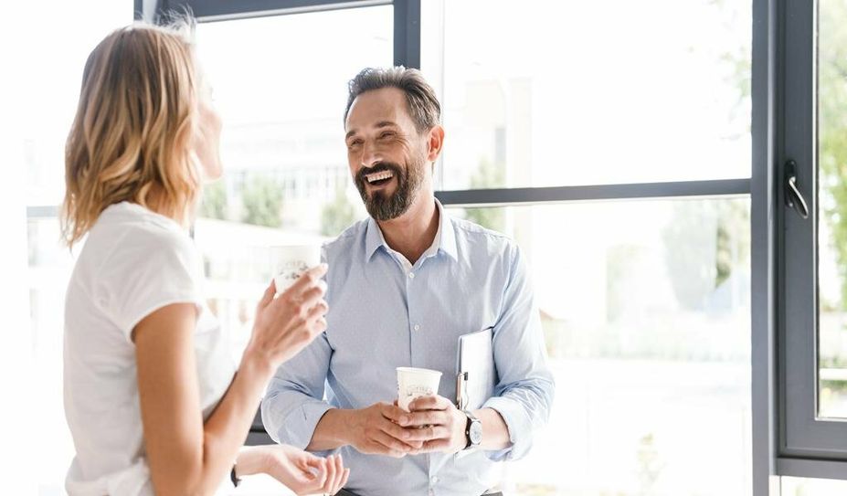 Fördert die Zufriedenheit am Arbeitsplatz und ist gut fürs Betriebsklima: Die Tasse Kaffee unter Kollegen steigert Leistungsfähigkeit und Motivation der Mitarbeiter. Foto: AdobeStock/Drobot Dean