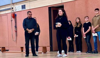 13 Schüler:innen verlasen nicht nur die Namen, sondern auch einen kleinen Teil der Lebensgeschichten der Opfer der Reichspogromnacht in Ritterhude.