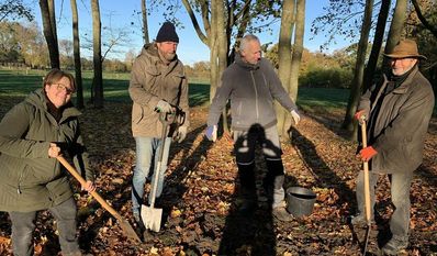 Nicole Borchers, Hermann König, Dieter Janssen und Johannes König beim Zwiebelpflanzen.