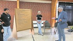 Merle, Mehmet und Jerik (v.l.) stellen ihre Ideen zu den öffentlichen Treffpunkten vor.