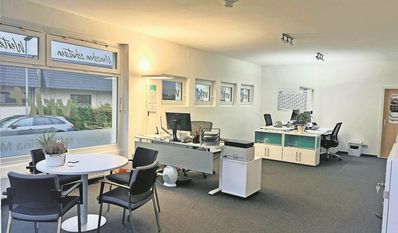 Versicherungsfachwirtin Nadja Mehrens hat in den neuen Räumlichkeiten mehr Platz für Beratungsgespräche.