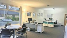 Versicherungsfachwirtin Nadja Mehrens hat in den neuen Räumlichkeiten mehr Platz für Beratungsgespräche.