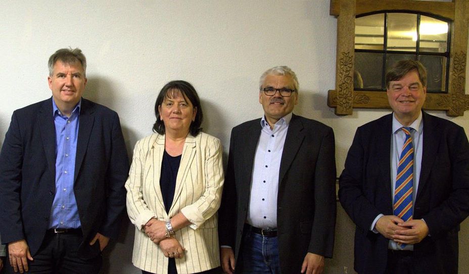 Der CDU-Kreisvorsitzende Enak Ferlemann mit den neu gewählten Vorstandsmitgliedern, die sich auf die kommenden Aufgaben freuen.