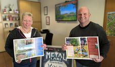 Geschäftsführer Benjamin Bünning und Barbara Norden aus der Tourist-Information präsentieren die Neuauflage der „Urlaubserlebnisse“.