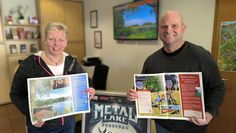 Geschäftsführer Benjamin Bünning und Barbara Norden aus der Tourist-Information präsentieren die Neuauflage der „Urlaubserlebnisse“.