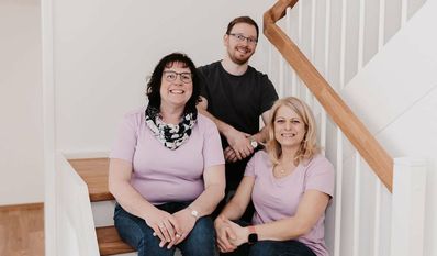 Bianca Burfeindt-Neumann (v. li.), Andreas Steinke und Bianca Engler-Klein freuen sich auf viele Besucher:innen am 25. März.