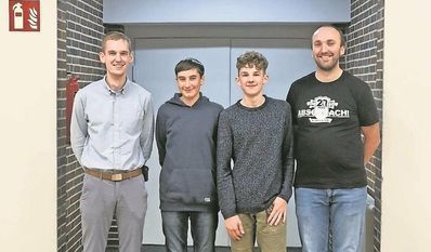 Die zwei neuen Mitglieder (Mitte) wurden vom Präsidenten und stellvertretenden Präsidenten willkommen geheißen.