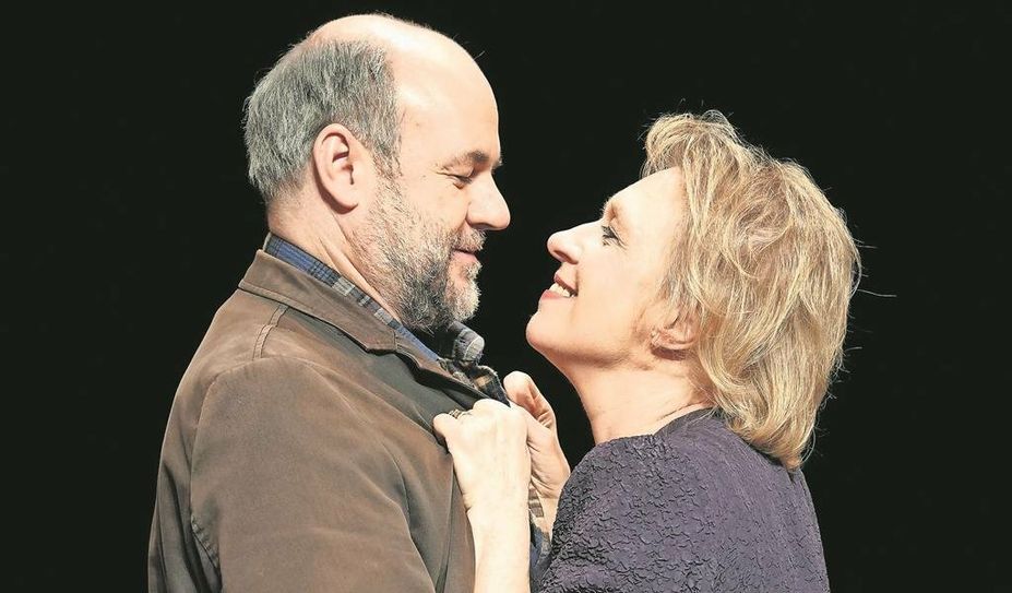 Vater Bob (Christoph Tomanek) und Mutter Fran (Maria Hartmann) haben einiges zu tun, um ihre Familie beisammenzuhalten.