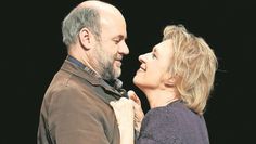 Vater Bob (Christoph Tomanek) und Mutter Fran (Maria Hartmann) haben einiges zu tun, um ihre Familie beisammenzuhalten.