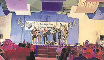 Beim Karneval in Hipstedt wird den Gästen viel geboten - von Tänzen über Sketche bis zur Tombola.
