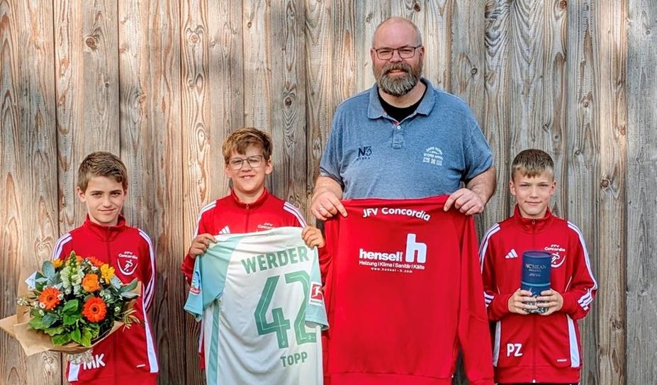 Die Spieler bedankten sich bei Geschäftsführer Christopher Hensel.