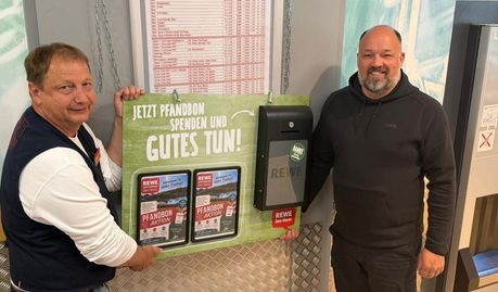 REWE-Inhaber Matthias Köstermann (links) und Timm Haberland vom Förderverein Freibad Gnarrenburg hoffen, in den letzten Tagen noch viele Pfandbons zu erhalten.