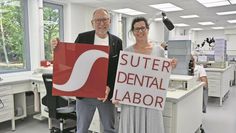 Zahntechnikermeisterin Karen Suter und Arne Suter freuen sich über die Betriebserweiterung.
