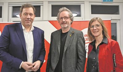 Der Tandem-Vorsitzende Andreas von Glahn (Mitte) war im EIGENART Kunstraum Gastgeber der Diskussion mit Lars Klingbeil und Frauke Langen.