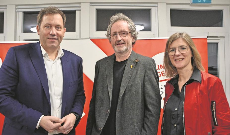 Der Tandem-Vorsitzende Andreas von Glahn (Mitte) war im EIGENART Kunstraum Gastgeber der Diskussion mit Lars Klingbeil und Frauke Langen.