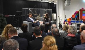 Bürgermeister Kim Fürwentsches mit Moderatorin Marilena Koch auf der Bühne.