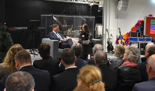 Bürgermeister Kim Fürwentsches mit Moderatorin Marilena Koch auf der Bühne.