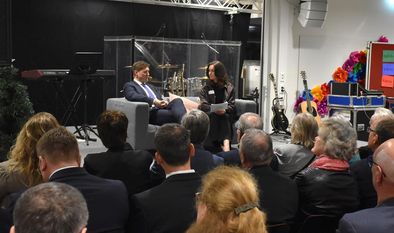 Bürgermeister Kim Fürwentsches mit Moderatorin Marilena Koch auf der Bühne.