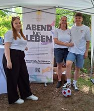 (v. l.) Nicky Emeljanov sammelt zusammen mit ihrer Mutter Annelies Schnoor und Bruder Kevin Spenden für ihren Verein „Abend fürs Leben“.