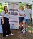 (v. l.) Nicky Emeljanov sammelt zusammen mit ihrer Mutter Annelies Schnoor und Bruder Kevin Spenden für ihren Verein „Abend fürs Leben“.