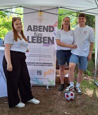 (v. l.) Nicky Emeljanov sammelt zusammen mit ihrer Mutter Annelies Schnoor und Bruder Kevin Spenden für ihren Verein „Abend fürs Leben“.