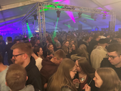 Bei der letzten Zeltfete des Jahres lässt es die Disco Haase so richtig krachen.