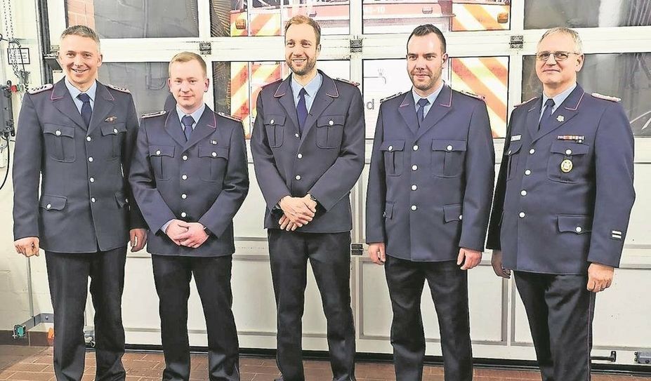 Teufelsmoor (eb). Anfang Februar konnte Ortsbrandmeister Torsten Schröder zur Jahreshauptversammlung neben den Mitglieder der Ortsfeuerwehr Teufelsmoor auch Bürgermeister Torsten Rohde, Ortsvorsteherin Maike Gorgs und den stellvertretenden Stadtbrandmeister Michael Dirschauer als Gäste begrüßen. Im vergangenen Jahr konnte sich die Feuerwehr über sieben neue Mitglieder freuen. Nun umfasst die Einzelabteilung 26 Mitglieder. Befördert wurden Marvin Meyer zum Feuerwehrmann, Stefan Laschat und Tobias Lütjen zum Hauptfeuerwehrmann, Mario Wellbrock zum Löschmeister und Torsten Schröder zum Brandmeister.