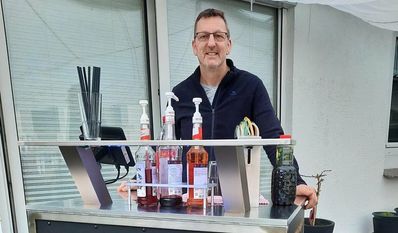 Freut sich über viele Anfragen: Uwe Vagts mit seiner mobilen Cocktailbar.