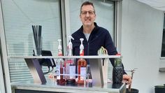 Freut sich über viele Anfragen: Uwe Vagts mit seiner mobilen Cocktailbar.