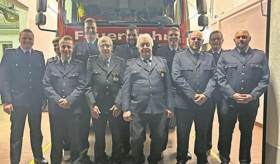 Pennigbüttel (eb). Anfang Februar eröffnete Ortsbrandmeister Hendrik Mahnken die Jahreshauptversammlung der Ortsfeuerwehr Pennigbüttel. Neben den Mitgliedern wurden auch die stellvertretende Bürgermeisterin Brigitte Neuner-Krämer, der Leiter des Ordnungsamts Volker Pfeil und Stadtbrandmeister Jörg Bernsdorf begrüßt werden. Im vergangenen Jahr mussten 42 Einsätze absolviert werden. Davon mussten insgesamt 19 unwetterbedingte Einsätze abgearbeitet werden. Befördert wurden Janina Kammann, Florian Ahrensfeld und Jan Möller zu Feuerwehrleuten, Jens Karsten und Jan-Ole Plettenberg zu Oberfeuerwehrmännern, Marco Brünjes zum hauptfeuerwehrmann und Fabian Plump zum Hauptlöschmeister.