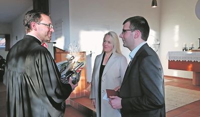 Pastor Simon Laufer (links) verabschiedet sich von Ortsbürgermeister Matthias Haak.