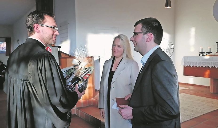 Pastor Simon Laufer (links) verabschiedet sich von Ortsbürgermeister Matthias Haak.