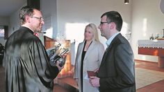 Pastor Simon Laufer (links) verabschiedet sich von Ortsbürgermeister Matthias Haak.