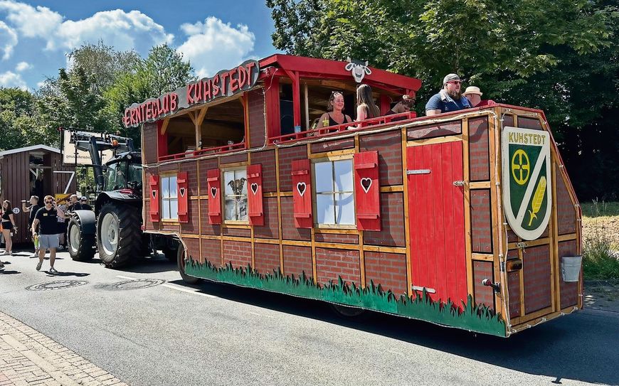 Der Ort Kuhstedt wurde bereits passend zum Erntefest dekoriert.