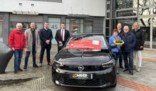 Sowohl die beiden Gewinner (mit Blumenstrauß) als auch das gesamte Team um die Klosterholz Tombola freuen sich über das Auto.