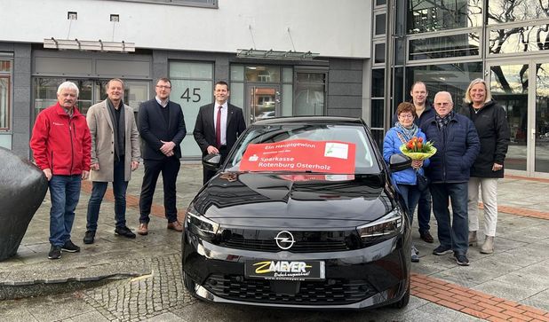 Sowohl die beiden Gewinner (mit Blumenstrauß) als auch das gesamte Team um die Klosterholz Tombola freuen sich über das Auto.
