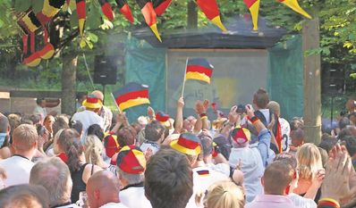 Die lauen Sommernächte mit Freunden draußen verbringen? Public Viewing ist die beste Gelegenheit dafür.