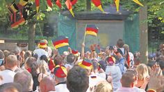 Die lauen Sommernächte mit Freunden draußen verbringen? Public Viewing ist die beste Gelegenheit dafür.