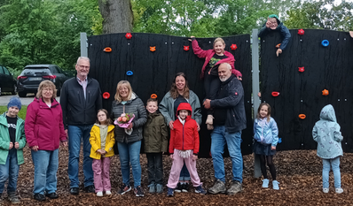 Die Schüler:innen und die Mitglieder des TSV Basdahl-Volkmarst freuen sich über die neue Anschaffung.