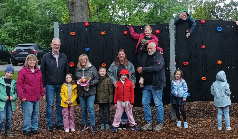 Die Schüler:innen und die Mitglieder des TSV Basdahl-Volkmarst freuen sich über die neue Anschaffung.