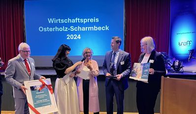 Klaus Sass (stellvertr. Bürgermeister der Stadt OHZ), Moderatorin Christina Loock, Preisträgerin Ulrike Schrage (Firma Schrage), Thorben Prenntzell (Vorstandsvors. der Sparkasse) und Anja Kalski (2. Vorsitzende des Wirtschaftstreffs)