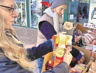Stöbern auf dem Flohmarkt.