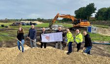 Die Akteure freuen sich darüber, dass die Arbeiten am neuen Baugebiet offiziell gestartet sind.