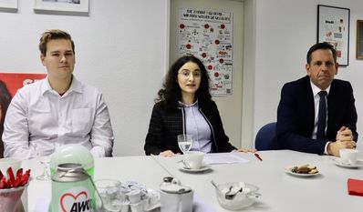 Frederik Burdorf (stellvertretender SPD-Kreisvorsitzender), Özge Kadah und Olaf Lies im Parteibüro der Stadt-SPD.