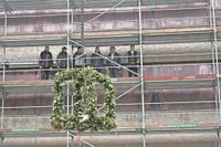 Richtkranz und Richtspruch: Leonard Elsholz von der Zimmerei Raab verkündete nach dem Hochziehen des Richtkranzes den Richtspruch.