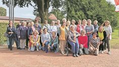 Bremervörde (eb). Der Ambulante Hospizdienst Bremervörde-Zeven veranstaltete für die Ehrenamtlichen ein Fortbildungswochenende zum Thema „Kriegserbe in der Seele“. Die Teilnehmenden beschäftigten sich mit der Frage, welche seelischen Folgen die Erlebnisse von Bombardierungen, Vertreibung, Gewalt und Hunger im Zweiten Weltkrieg haben. Dabei ging es vor allem um den Respekt der älteren Menschen gegenüber, wenn bei ihnen die Bilder aus damaliger Zeit hochkommen. 
Die Teilnehmenden nahmen für sich mit, dass die Traumata der Zeit in die Enkel- und Urenkelgeneration hineinwirken, weshalb mit den nachfolgenden Generationen über die inneren Verhältnisse in der Familie gesprochen werden sollte.