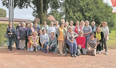 Bremervörde (eb). Der Ambulante Hospizdienst Bremervörde-Zeven veranstaltete für die Ehrenamtlichen ein Fortbildungswochenende zum Thema „Kriegserbe in der Seele“. Die Teilnehmenden beschäftigten sich mit der Frage, welche seelischen Folgen die Erlebnisse von Bombardierungen, Vertreibung, Gewalt und Hunger im Zweiten Weltkrieg haben. Dabei ging es vor allem um den Respekt der älteren Menschen gegenüber, wenn bei ihnen die Bilder aus damaliger Zeit hochkommen. 
Die Teilnehmenden nahmen für sich mit, dass die Traumata der Zeit in die Enkel- und Urenkelgeneration hineinwirken, weshalb mit den nachfolgenden Generationen über die inneren Verhältnisse in der Familie gesprochen werden sollte.