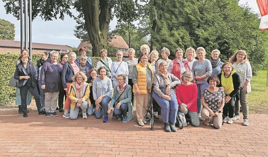 Bremervörde (eb). Der Ambulante Hospizdienst Bremervörde-Zeven veranstaltete für die Ehrenamtlichen ein Fortbildungswochenende zum Thema „Kriegserbe in der Seele“. Die Teilnehmenden beschäftigten sich mit der Frage, welche seelischen Folgen die Erlebnisse von Bombardierungen, Vertreibung, Gewalt und Hunger im Zweiten Weltkrieg haben. Dabei ging es vor allem um den Respekt der älteren Menschen gegenüber, wenn bei ihnen die Bilder aus damaliger Zeit hochkommen.
Die Teilnehmenden nahmen für sich mit, dass die Traumata der Zeit in die Enkel- und Urenkelgeneration hineinwirken, weshalb mit den nachfolgenden Generationen über die inneren Verhältnisse in der Familie gesprochen werden sollte.